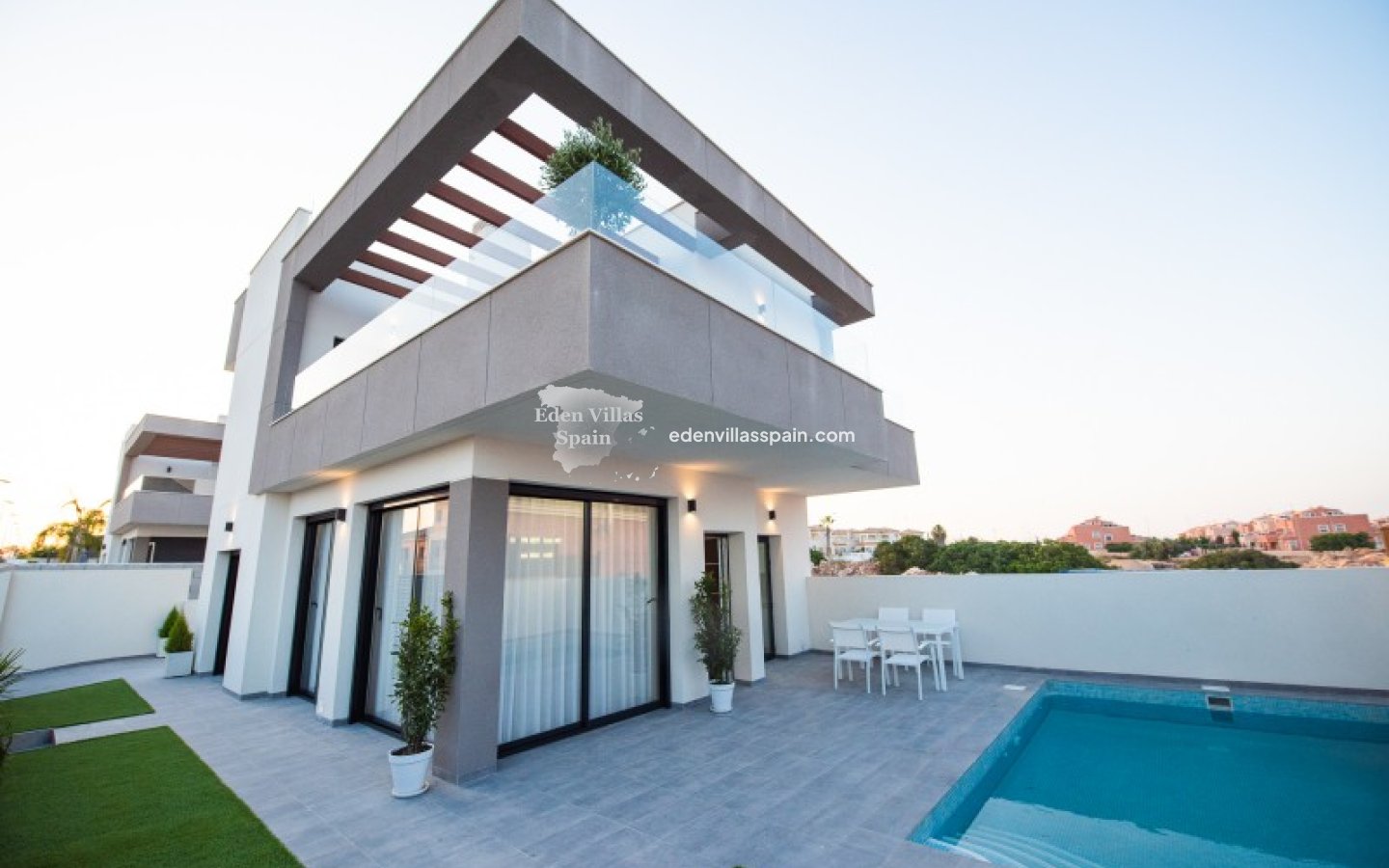 Obra Nueva - Villa a estrenar - Los Montesinos