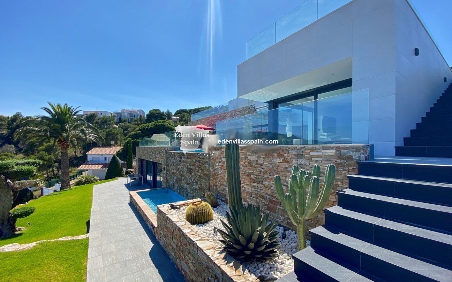 Resale - Coastal Villa - Grifeu