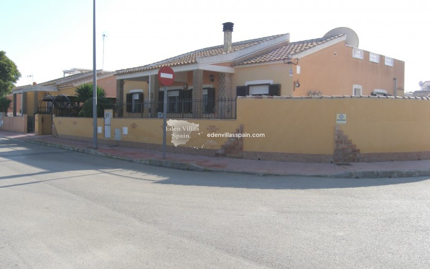 Resale - Town House - Daya Nueva