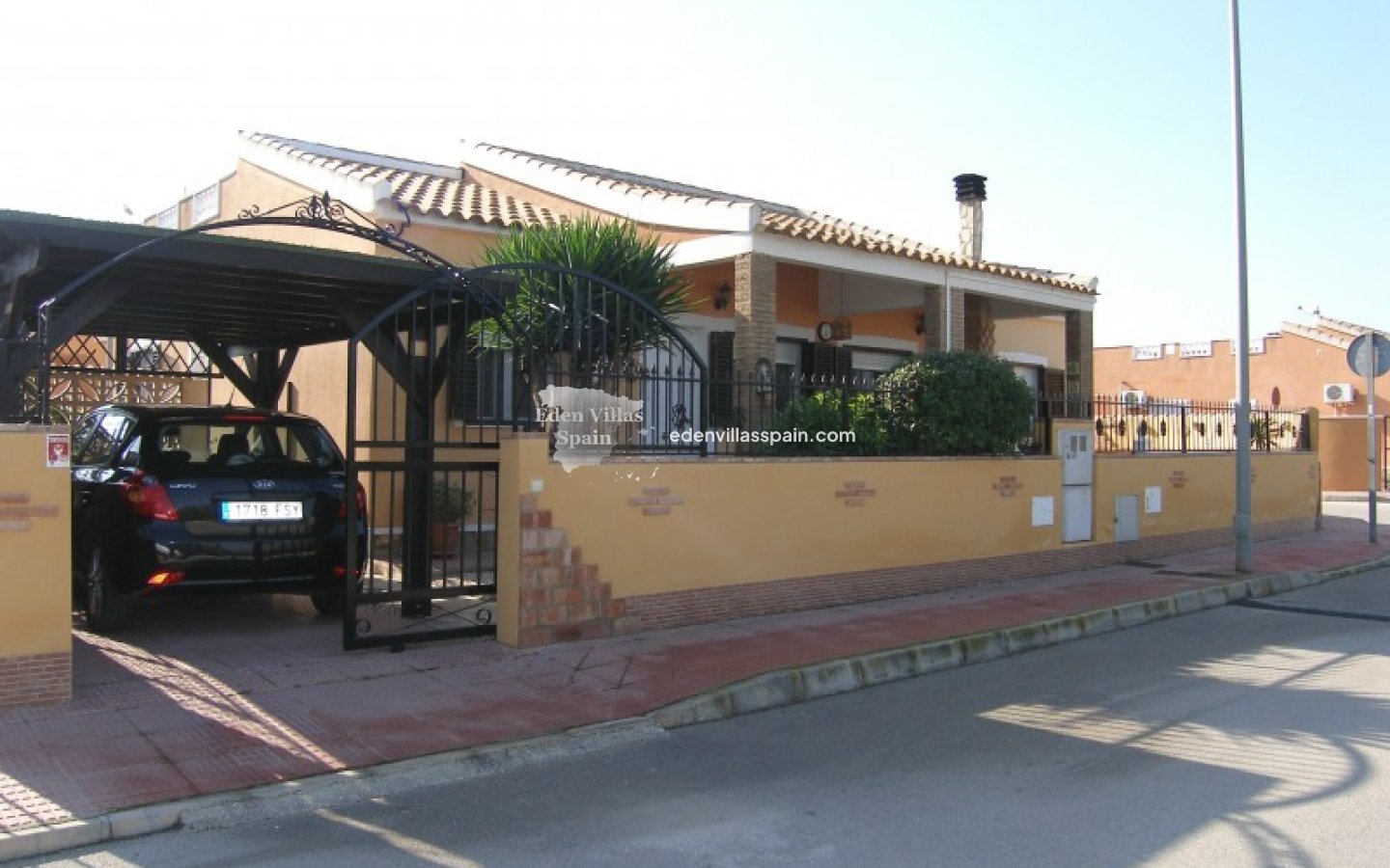 Resale - Town House - Daya Nueva