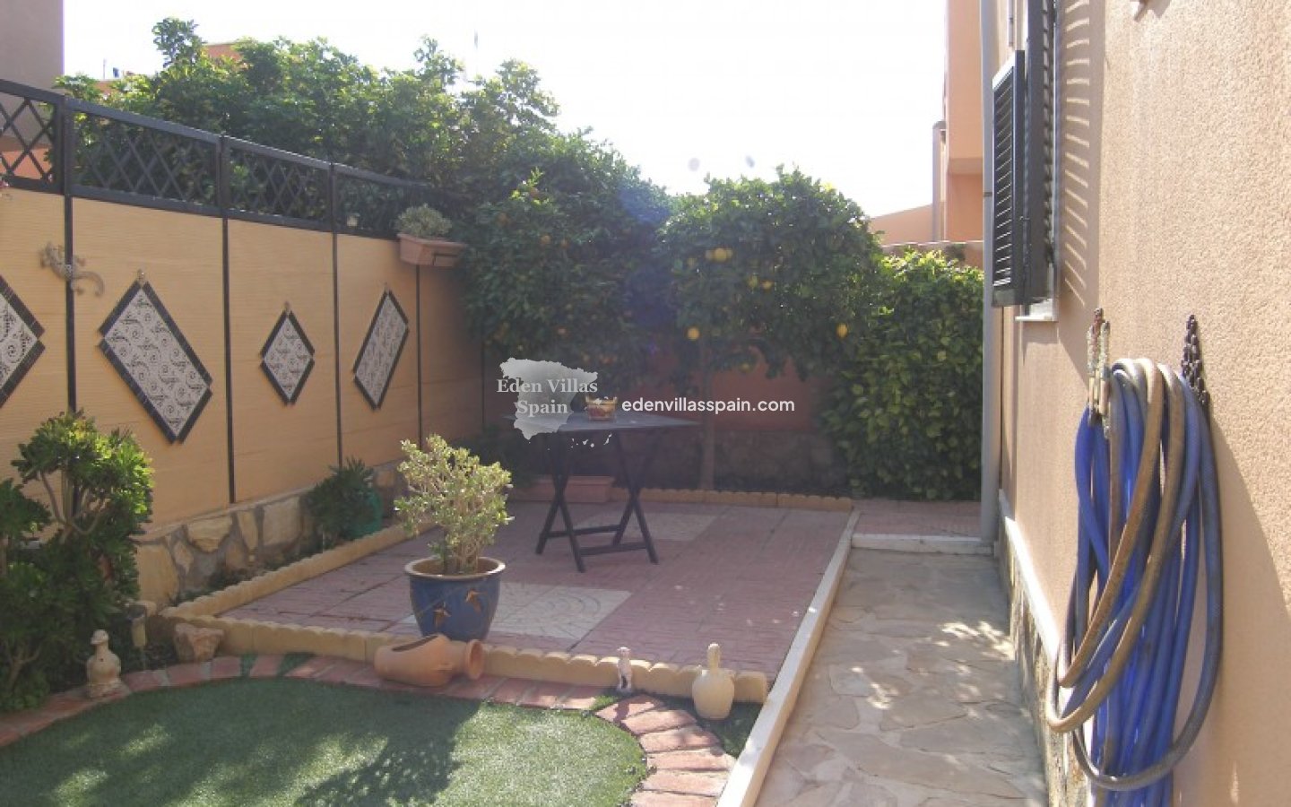 Resale - Town House - Daya Nueva