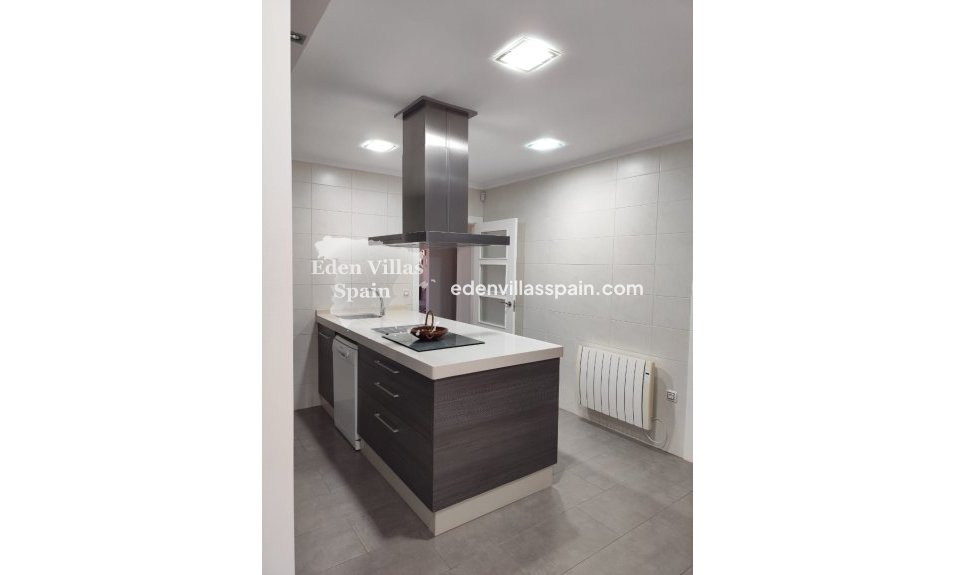 Resale - Urbanisation detached Villa - La Marina