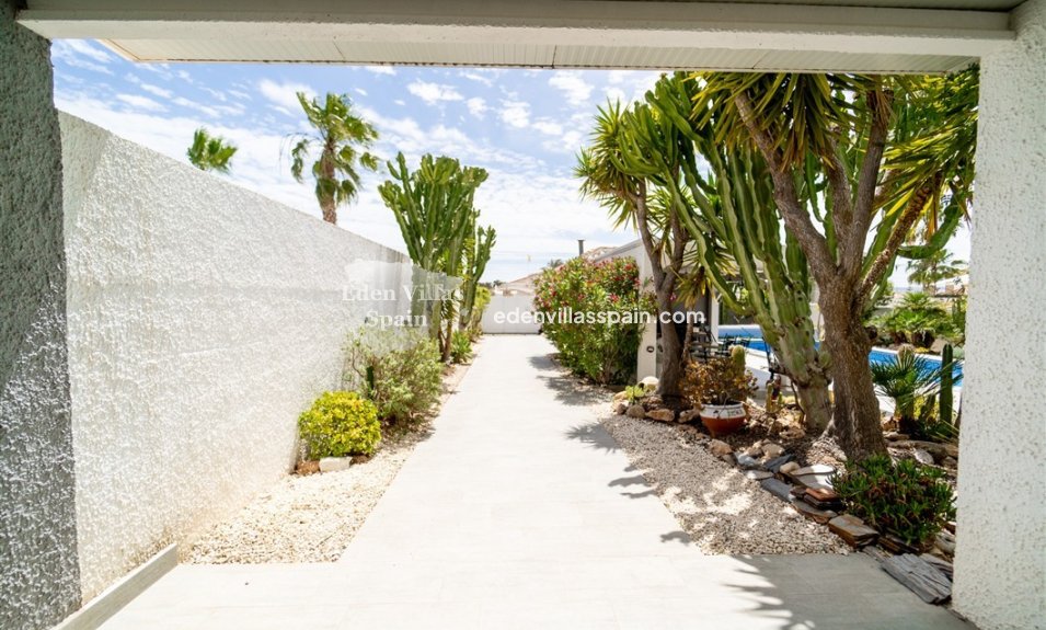 Resale - Urbanisation detached Villa - Torrevieja